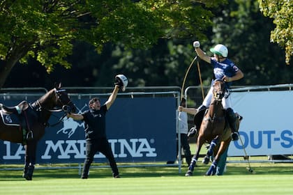 Celebra Bartolomé Castagnola (h.): el número 3 fue el autor del gol de oro que otorgó a Les Lions/Great Oaks el pase a su tercera final en los tres torneos de la temporada inglesa de este año.