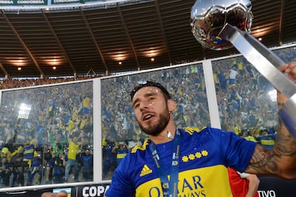 Celebra Eduardo Salvio, luego de la conquista de Boca frente a Tigre en mayo pasado, con la Copa de la Liga Profesional.