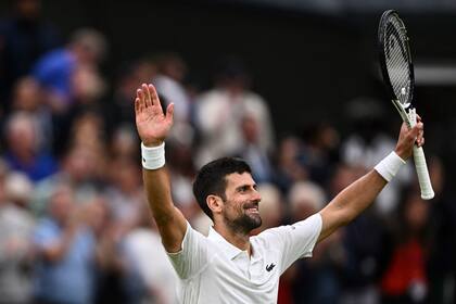 Celebra Novak Djokovic, que venció a Jannick Sinner en las semifinales de Wimbledon y acumula 2193 días invicto en el All England