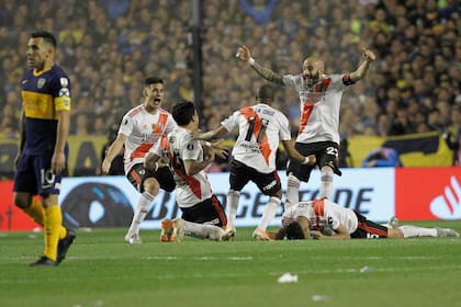 Celebra River en la Bombonera; lo sufre Tevez, el capitán de Boca