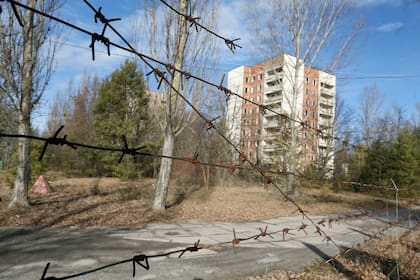 Edificios que fueron rodeados por alambrados de puas en la ciudad fantasma de Pripyat