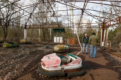 Turistas y viejos habitantes se reúnen en lo que resta de la ciudad abandonada de Pripyat luego del desastre nuclear de Chernobyl en el año 1986