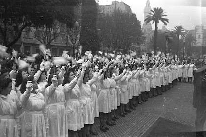 Celebración del Día de la Bandera, 20 de junio de 1944, en la Plaza de Mayo.
