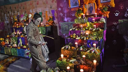 Loe cementerios se llenan de flores, velas y de diferentes tipos de ofrendas para recordar a sus seres queridos