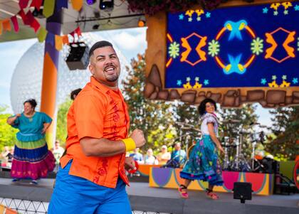 “¡Celebración Encanto!” es un espectáculo de tiempo limitado que se lleva a cabo en Epcot y se basa en la película inspirada en la cultura colombiana. Está compuesto íntegramente por artistas latinos.