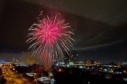 Celebración oficial del 4 de julio en Houston, con música en vivo, actividades familiares y espectáculo de fuegos artificiales