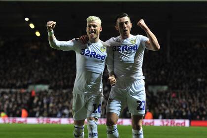 Celebran Ezgjan Alioski y Jack Harrison, autor del segundo tanto de Leeds, con una camiseta alternativa.