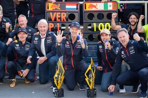 Celebran todos los integrantes de Red Bull, incluyendo los pilotos Max Verstappen (izq.) y Sergio Pérez (segundo a la derecha); la escudería llegó a las 100 victorias en el Gran Premio de Canadá, incluyendo las ocho que se corrieron esta temporada.