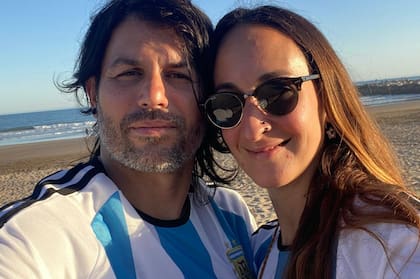 Celebrando el mundial con su marido catalán, Christian, en Miramar, Argentina, durante su última visita al país.