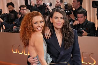 Celebridades lucen prendedores contra ICE en la alfombra roja de los Globos de Oro