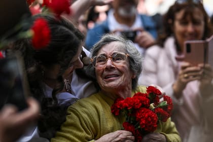 Celeste Caeiro, de 90 años, que entregó claveles a los militares de la revolución, sostiene un bouquet durante los festejos por el 50 aniversario en Lisboa   