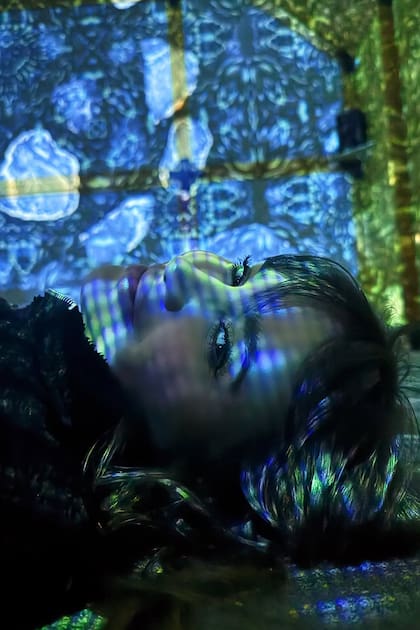 Celeste Cid en una postal "psicodélica", según Korovsky