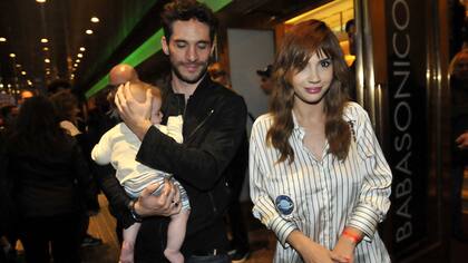 Celeste Cid y Michel Noher, que lleva en sus brazos a Antón