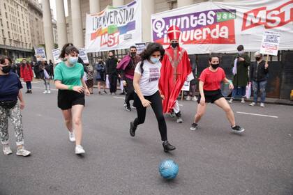 Celeste Fierro en el "picadito laicista" frente a la Catedral Metropolitana