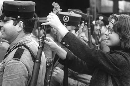 Celeste Martíns Caeiro coloca un clavel rojo en el fusil de un soldado como muestra de apoyo y agradecimiento