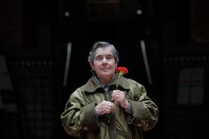 La historia de Celeste Caeiro, la mujer que frenó las armas de un golpe militar con claveles