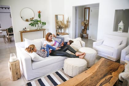 Celeste Obarrio, de Consultorio Deco, eligió para su casa sillones amplios, espejos que reflejen la luz y muebles de materiales nobles