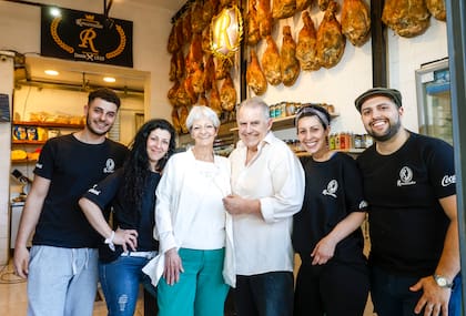 Celeste, Sol, Gretel, Manuel y David, la segunda generación, se crió en el negocio desde muy jovencitos.