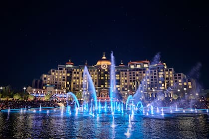 Celestial Park, el hub de bienvenida a Epic Universe, de noche