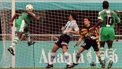 Celestine Babayaro marca de cabeza frente a Roberto Ayala y Pablo Cavallero; lo observa Agustine Okocha