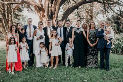 Celia es oriunda de Azul y forma parte de una familia de cinco hermanos, numerosos tíos y primos. Cumplió su sueño de casarse en el campo.