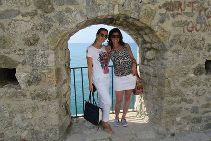 Celia junto a su amiga en Montenegro.