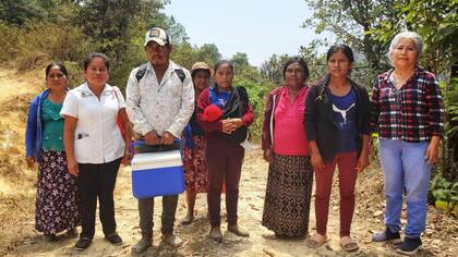 Celia Ortiz (primera por la derecha) es uno de los dos únicos trabajadores fijos en el centro de salud de la comunidad junto a Julia Guevara (segunda por la izquierda)