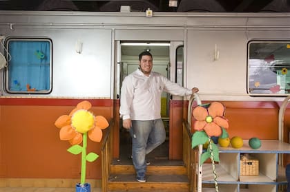Matías Riveros en uno de los vagones utilizados como aula en el Jardín de Infantes de la Obra del Padre Mario Pantaleo