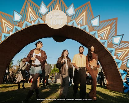Celina Kogan, Cande Vetrano, Vico D'Alessandro y Zaira Nara se sumaron a la celebración por los 100 años de Corona.
