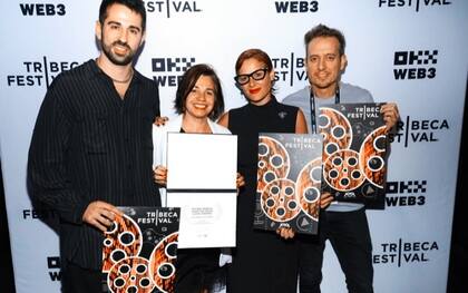 Celina Murga festeja con el premio en sus manos; la acompañan los productores Barcia, Bistagnino y Muñoz 
