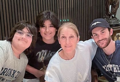 Celine Dion acompañada por sus hijos, quienes son un enorme apoyo para la cantante