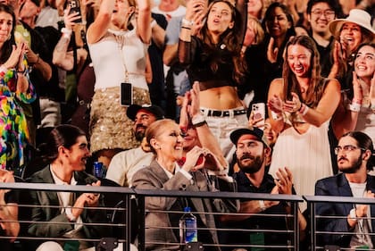 Celine Dion realizó un corazón con sus manos para agradecer al público