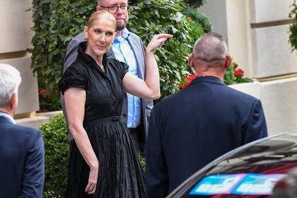 Céline Dion se mostró muy emocionada al reencontrarse con sus fans en París en la puerta de su hotel