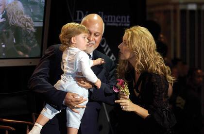 Céline, René y su hijo mayor, René-Charles, por entonces de 20 meses. En numerosas oportunidades, ambos fueron condecorados por su trabajo.