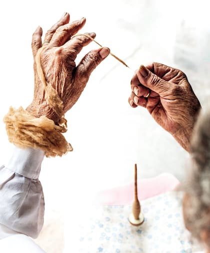 Céline trabaja con el registro de manos, madejas, mujeres y paisajes