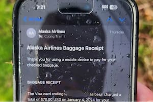Un celular que salió volando del Boeing de Alaska Airlines sobrevive intacto a una caída de 5000 metros