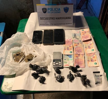 Celulares, dinero y droga incautada en el operativo en Villa Fraga