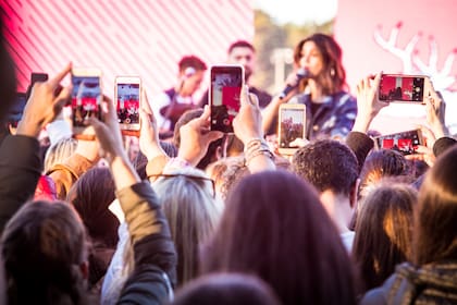 Celulares en alto: la actriz y cantante Natalie Pérez cerró el festival con un recital n el que presentó su nuevo disco.