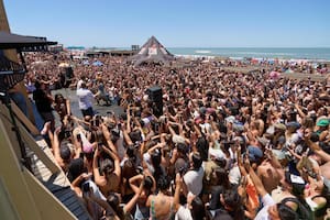 El streaming llegó a Pinamar y activó un fenómeno joven que desbordó la playa