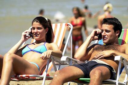 Celulares en la playa, una postal que se repite