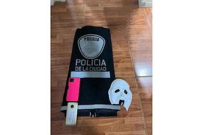 Celulares y máscara incautados por la Policía porteña
