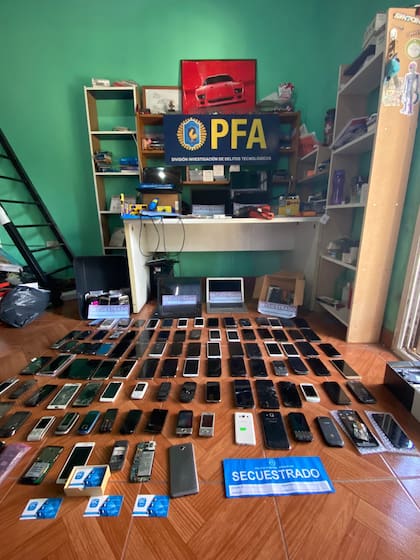 Celulares y notebooks secuestrados en un laboratorio de liberación de iPhone en Villa Celina
