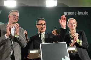 Cem Özdemir, el candidato verde, saluda en el búnker a sus seguidores