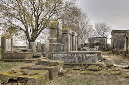 Cementerio abandonado en Colonia Mauricio