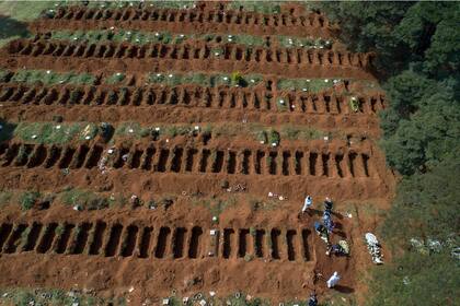 Un cavador de tumbas calcula que el número de muertos es el doble del que anuncian