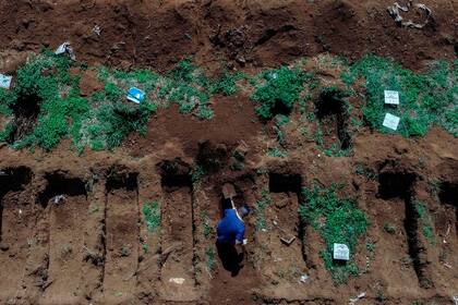 Los sepultureros de Vila Formosa están trabajando a un ritmo agotador