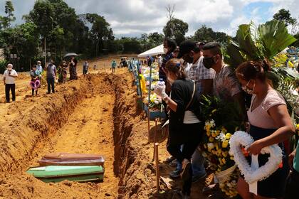 Familiares de víctimas, en el cementerio Nossa Senhora Aparecida