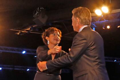 Julia Pomares saluda al presidente de la Nación, Mauricio Macri, antes de su discurso en la cena de Cippec