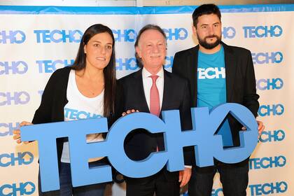 Gustavo Weiss con los integrantes de Techo