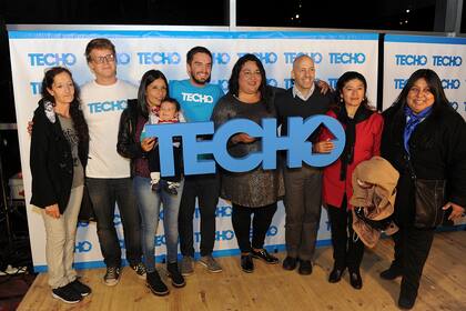Nicolás Ducoté con los integrantes de Techo